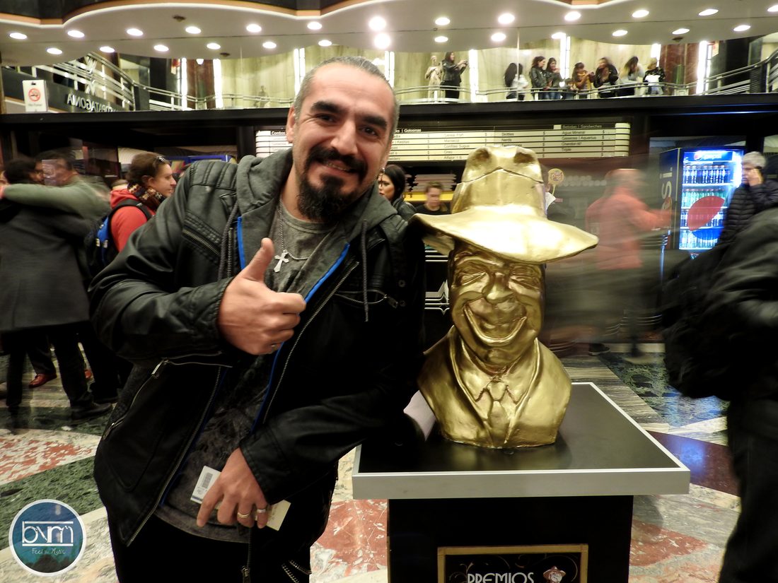 Beto Vilchez junto a la estatuilla de los Premios Gardel 2017