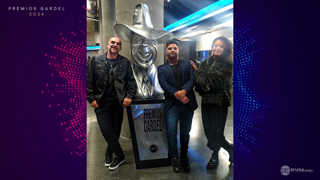 Beto Vilchez junto a la estatuilla de los Premios Gardel 2024