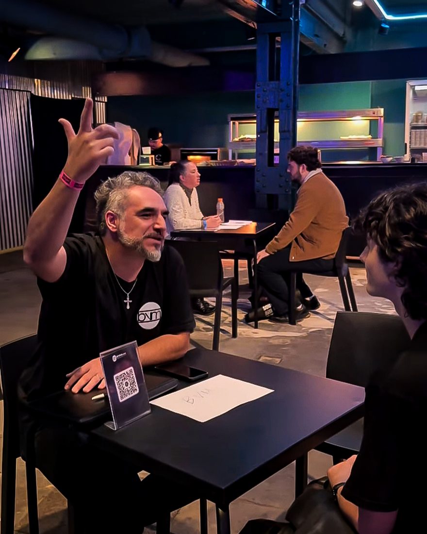 Beto Vilchez participa de una reunión en Workshow 2025